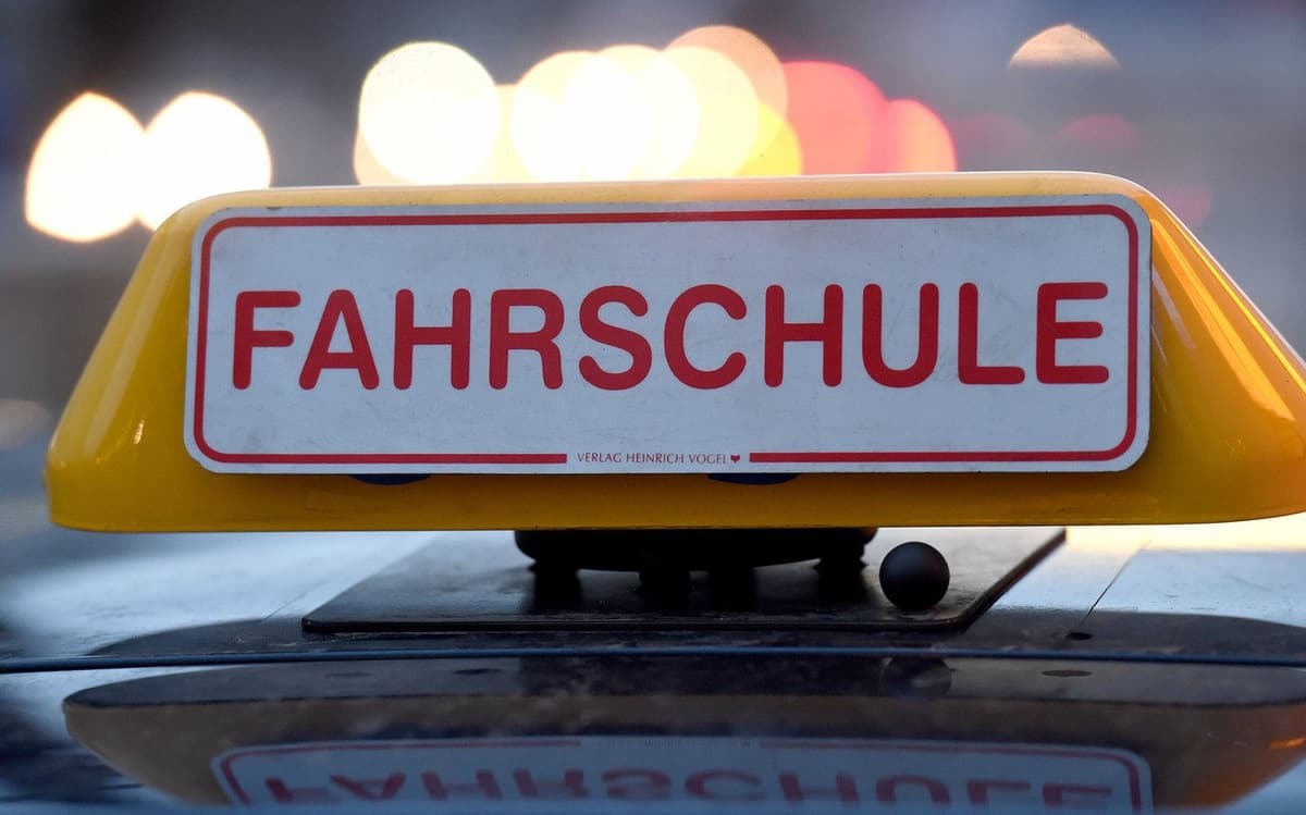 fahschule driving school germany | In Deutschland ist der Besuch einer Fahrschule für jeden, der einen Führerschein machen möchte, Pflicht. Dieser Leitfaden bietet einen detaillierten Überblick über den Fahrschulprozess, einschließlich Theorieunterricht, praktischer Ausbildung und Prüfungen.